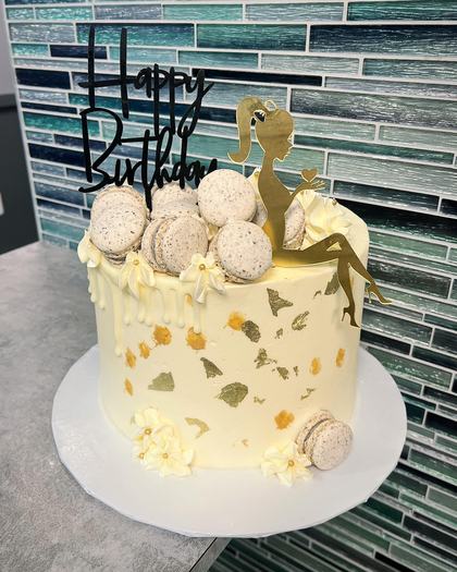 Gold leaf and a giraffe, a custom cake made by Aya's Sweets