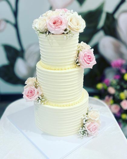 Two tiers, garden roses, a cake made by Aya's Sweets